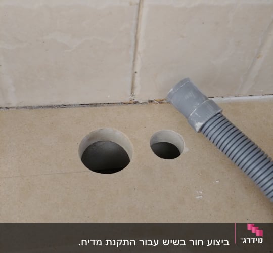 שיש עם שני חורים וצינור אפור